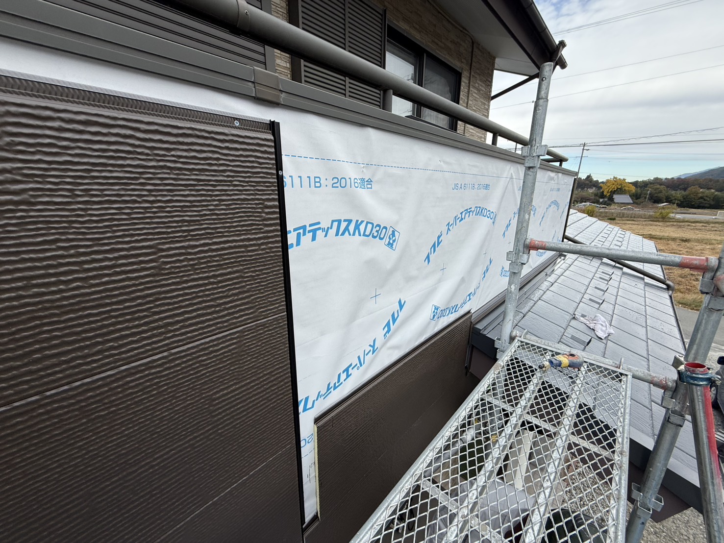 金属サイディングの張り付けとライン出し